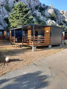 una moderna cabina con una montagna sullo sfondo di Mobile Home Marta a Senj