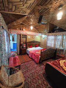 een slaapkamer met een bed en een bank in een kamer bij New Minar Group Of houseboats in Srinagar