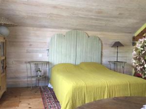 Tempat tidur dalam kamar di Gîte La Louisiane
