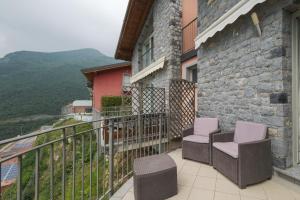 d'un balcon avec des chaises et une vue sur la montagne. dans l'établissement Appartamento Vittoria, à Parzanica
