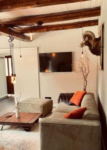 a living room with a couch and a turkey head on the wall at Chalet Sch-l-afbock in Markranstädt
