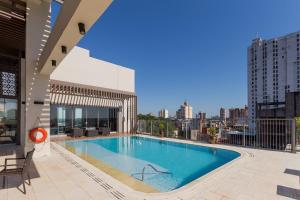 uma piscina no telhado de um edifício em Crowne Plaza Asunción, an IHG Hotel em Assunção