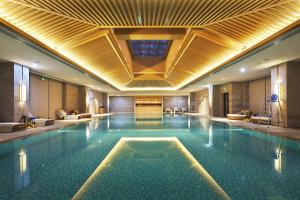 uma grande piscina num quarto de hotel em Crowne Plaza Nanchang Wanli, an IHG Hotel em Nanchang