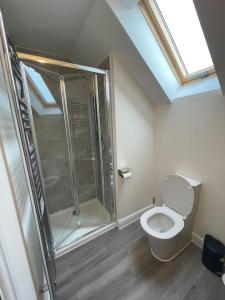 een badkamer met een douche en een toilet bij MODERN 4 BEDROOM HOUSE WITH GARDEN & PARKING in Swanscombe