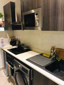 Una cocina o kitchenette en Embassy Gardens