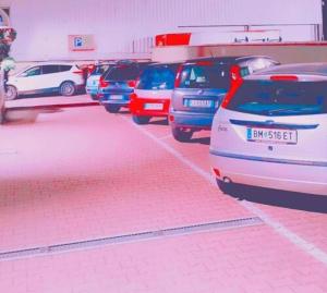 una fila di auto parcheggiate in un parcheggio di Hotel Nuova Aurora a Marghera