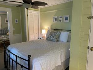 - une chambre avec un lit et un ventilateur de plafond dans l'établissement 3BR/3BA Charming Key West Style Home in Downtown Saint Augustine, à Saint Augustine