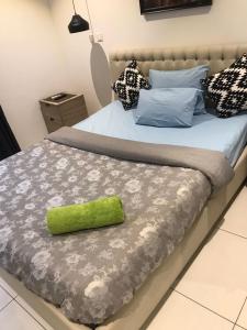 Una cama o camas en una habitación de Embassy Gardens 13 fotos más