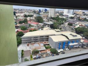 una ventana de un edificio con vistas a la ciudad en Mesatierra Garden Residences - Condo, en Davao City