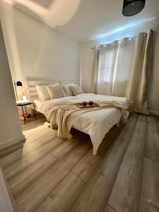 1 dormitorio con 1 cama grande y suelo de madera en Cosy apartment in town centre en Finedon