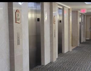 un couloir d'un immeuble avec une rangée d'ascenseurs dans l'établissement Stay ON the beach! Wonderful location!, à Daytona Beach
