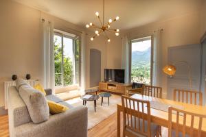 salon z kanapą i stołem jadalnym w obiekcie Domaine des Granges Longes w mieście Les Marches