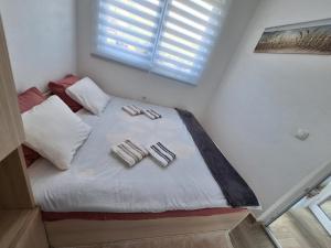 uma cama num quarto com duas almofadas em Vila Gavrić em Zvornik