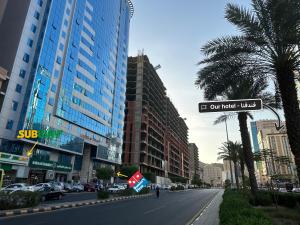 a street sign on a city street with buildings at فندق كنان العزيزية Kinan Al Azizia Hotel Makkah in Makkah