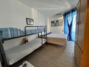 1 Schlafzimmer mit 2 Etagenbetten und einem Fenster in der Unterkunft Casa Otranto in Otranto