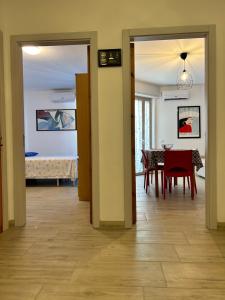 オートラントにあるCasa Otrantoの廊下(ダイニングルーム、テーブル、椅子付)