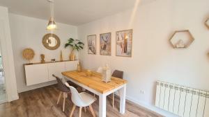 a dining room with a wooden table and chairs at VUT Sierra Pambley in Villablino