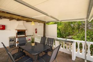 een patio met een tafel en stoelen en een open haard bij Casa Solar in Guia