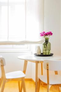 einen Tisch mit einer Blumenvase drauf in der Unterkunft Villa Magnolia - Boutique Superior Rooms in Locarno