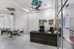 un bureau avec une table et des chaises dans une pièce dans l'établissement OYO 78880 Rajdhani Hotel, à Kākori