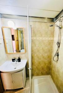 La salle de bains est pourvue d'un lavabo et d'une douche. dans l'établissement КВАРТИРА ВОЗЛЕ МОРЯ!, à Haïfa