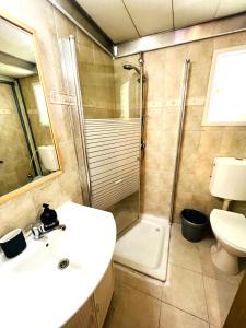 a bathroom with a shower and a sink and a toilet at КВАРТИРА ВОЗЛЕ МОРЯ! in Haifa