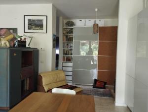 een woonkamer met een bank, een stoel en een tafel bij Relax fra le colline di Verona in Poiano