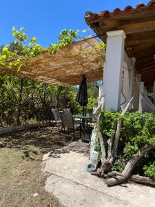 Vonkajšia záhrada v ubytovaní Cozy Corfu Bungalow 5 minutes to Aqualand