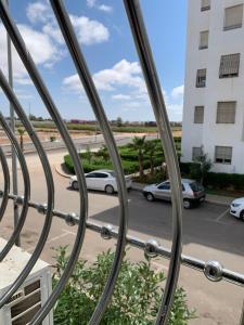 una vista desde una ventana de un estacionamiento en La location de la mer, en Dar Bouazza