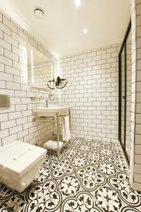 ein Bad mit einem Waschbecken und einem WC. in der Unterkunft Inncity Hotel Nisantasi in Istanbul