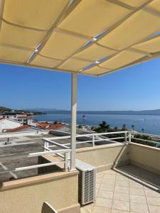 a balcony with a view of the ocean at Villa Viden Apartments in Tučepi