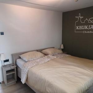 - une chambre avec 2 lits et un mur noir et blanc dans l'établissement B&B Keukja Cuijk, à Cuijk