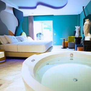 um quarto com uma cama e uma banheira em Hotel Avenue - Lovely hotel em Madrid