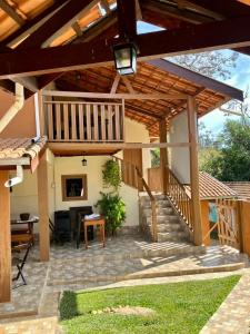 un patio al aire libre con pérgola de madera en POUSADA JOSÉ DA ROSA en Santo Antônio do Pinhal