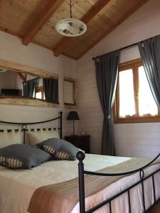 um quarto com uma cama grande num quarto em Agriturismo Fattoria Antica Forconia em LʼAquila