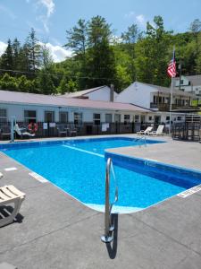 una gran piscina frente a un edificio en Lake 'N Pines Motel, en Cooperstown