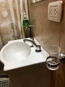 エスケルにあるQuilmeña al Sur departamento céntricoのバスルーム(ガラス張りの洗面台付) +17枚の写真