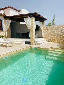 una piscina frente a una casa en VILLA AMBRA, en Tertenìa
