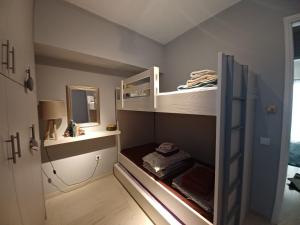 Łóżko lub łóżka w pokoju w obiekcie ZEN Neapoli Penthouse Apartment