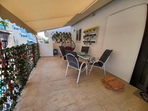 patio ze stołem i krzesłami w budynku w obiekcie ZEN Neapoli Penthouse Apartment w Atenach