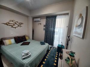 Łóżko lub łóżka w pokoju w obiekcie ZEN Neapoli Penthouse Apartment