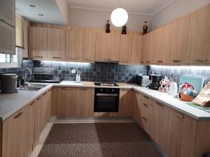 Kuchnia lub aneks kuchenny w obiekcie ZEN Neapoli Penthouse Apartment