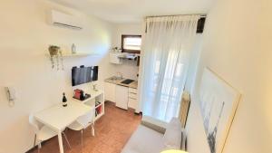 Virtuvė arba virtuvėlė apgyvendinimo įstaigoje Appartamento di fronte all'ospedale con garage