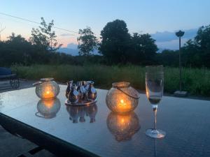 une table avec trois vases et un verre de vin dans l'établissement Remarkable 6 bedrooms Villa in Cerrione with land, à Cerrione