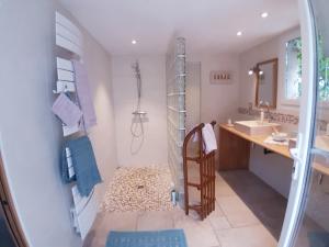 La salle de bains est pourvue d'une douche et d'un lavabo. dans l'établissement Chambre d'hôtes au temps des cerises, à Pierrefeu-du-Var