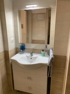 ein Bad mit einem Waschbecken und einem Spiegel in der Unterkunft B&B Lecce26 in San Pietro Vernotico