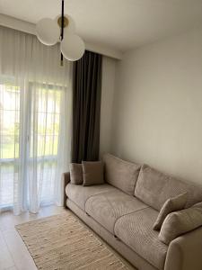 salon z kanapą i oknem w obiekcie Apartments Mrdak w Barze