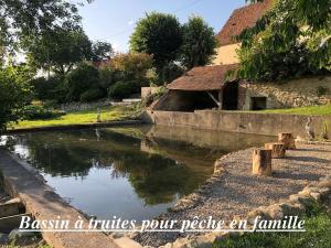 a canal in a village withbahrain a truths your debate on commedia at Gîte de la Roseraie in Ceton