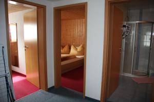 ガシュルンにあるHaus Luteaのバスルーム(シャワー付)、ベッド1台が備わります。