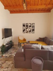 uma sala de estar com um sofá e uma televisão em OLD HOUSE em Jajce
